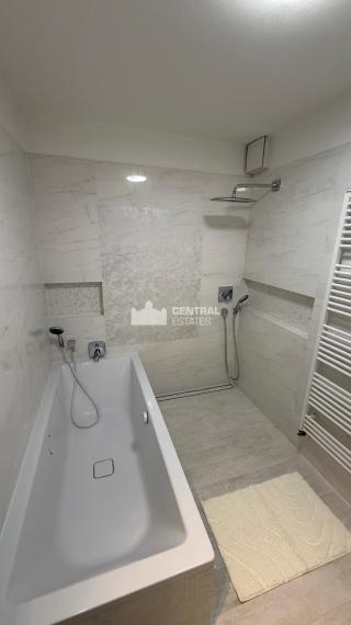 Air-conditioned 4-room apartment in a new building with parking for rent in Karlová Ves