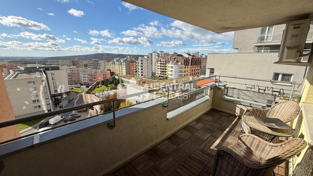 Air-conditioned 4-room apartment in a new building with parking for rent in Karlová Ves