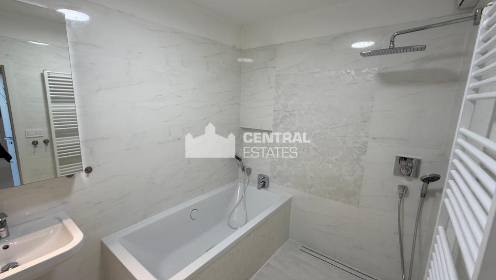 Air-conditioned 4-room apartment in a new building with parking for rent in Karlová Ves