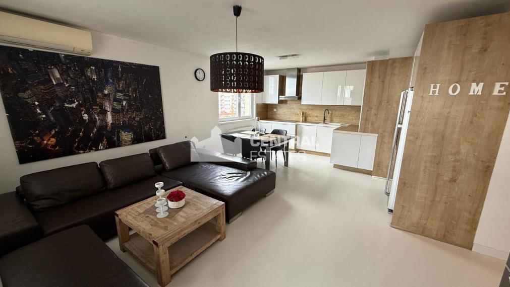 Air-conditioned 4-room apartment in a new building with parking for rent in Karlová Ves