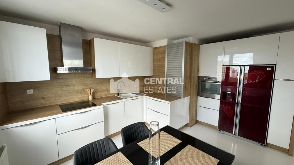 Air-conditioned 4-room apartment in a new building with parking for rent in Karlová Ves