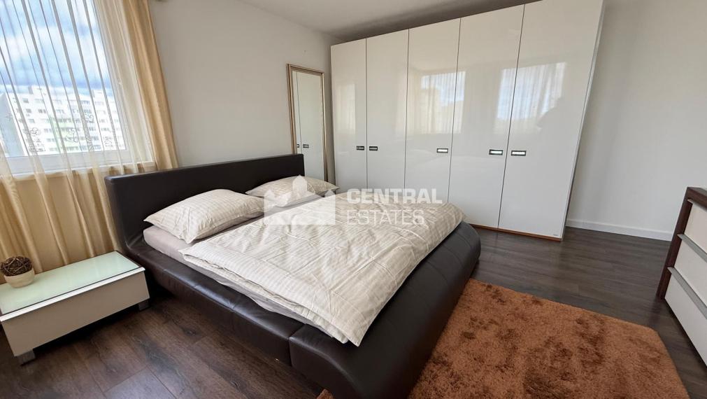 Air-conditioned 4-room apartment in a new building with parking for rent in Karlová Ves