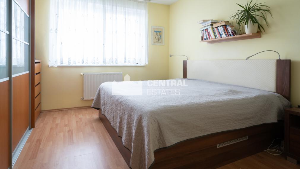 Priestranný 3- izbový byt s balkónom na predaj vo Vrakuni