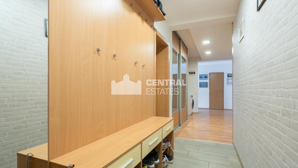 Priestranný 3- izbový byt s balkónom na predaj vo Vrakuni