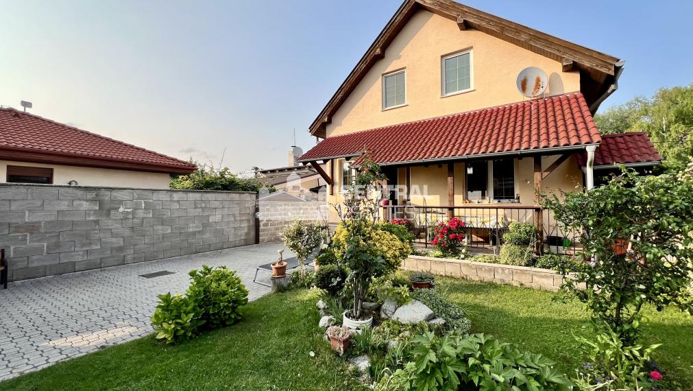 Dvojpodlažný 5- izbový rodinný dom so záhradou na predaj v Dobrohošti