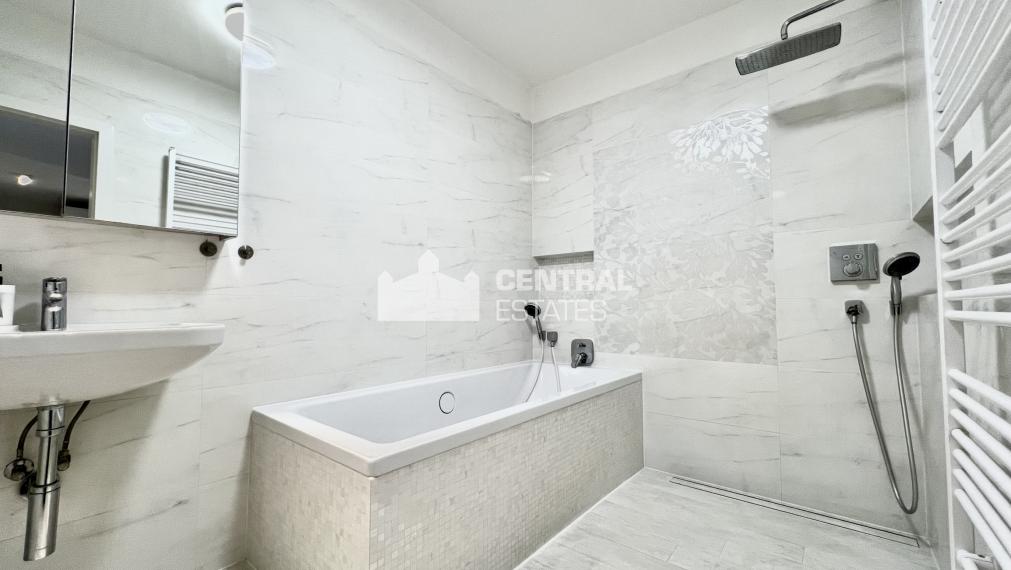 Klimatizovaný 4-izbový byt v novostavbe s parkovaním na prenájom v Karlovej Vsi