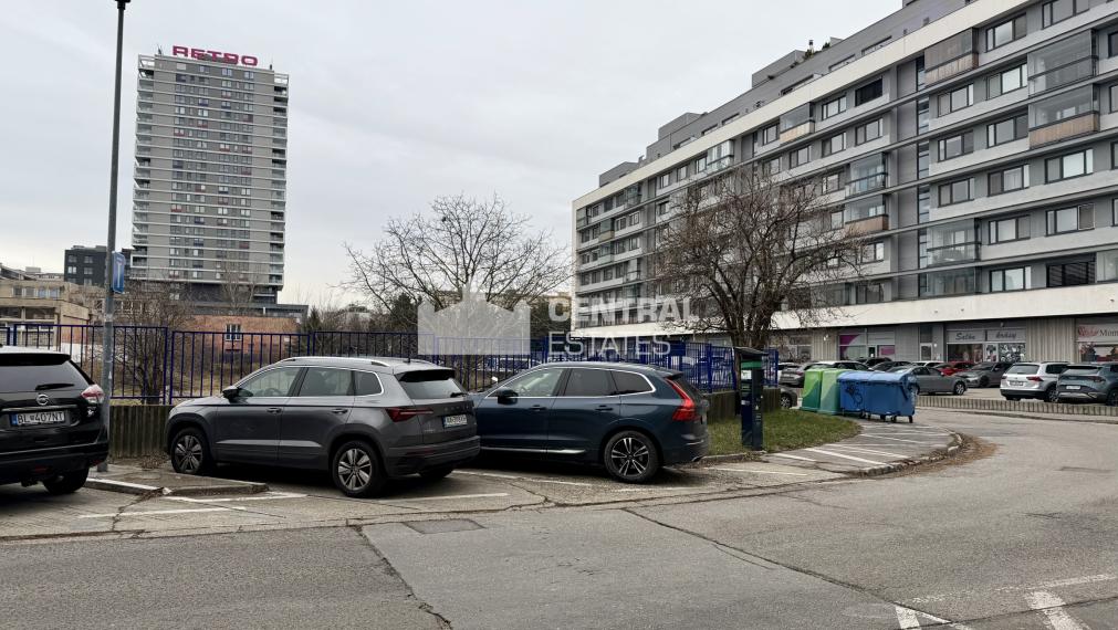 Priestranný 3- izbový byt s lodžiou na predaj v Ružinove