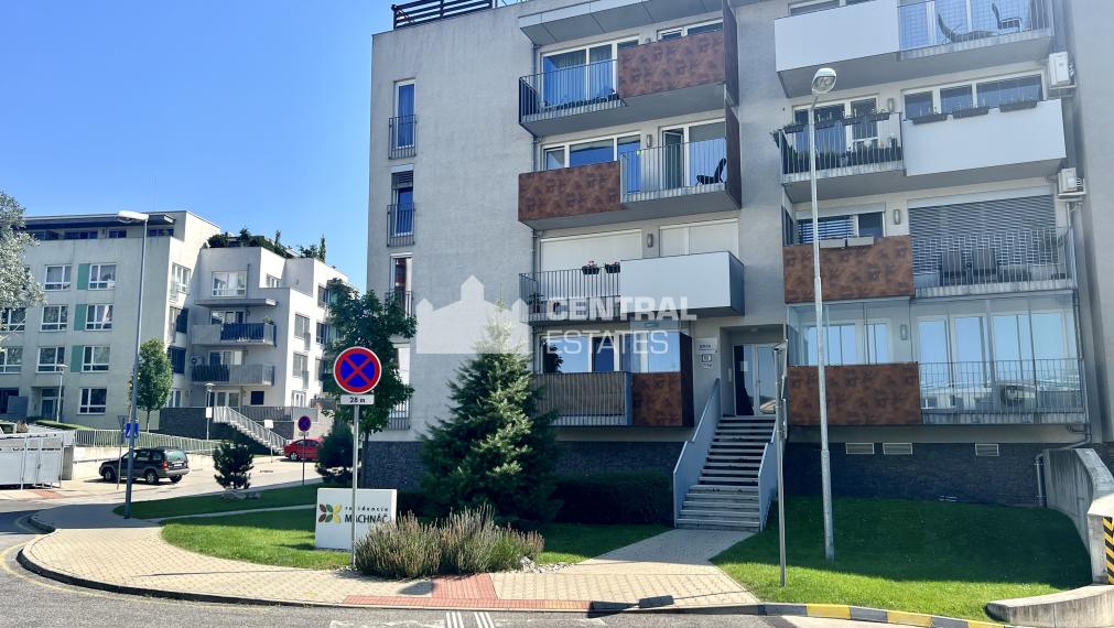 Moderný 2- izbový byt v novostavbe s balkónom a parkovaním na prenájom v Starom meste