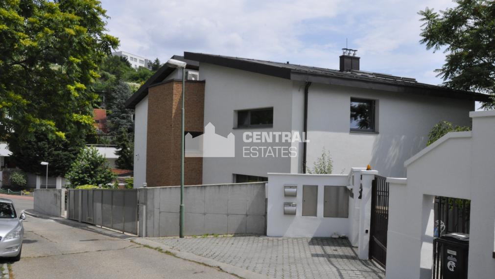 Luxusný 4- izbový byt v novostavbe s terasou na prenájom v Starom meste