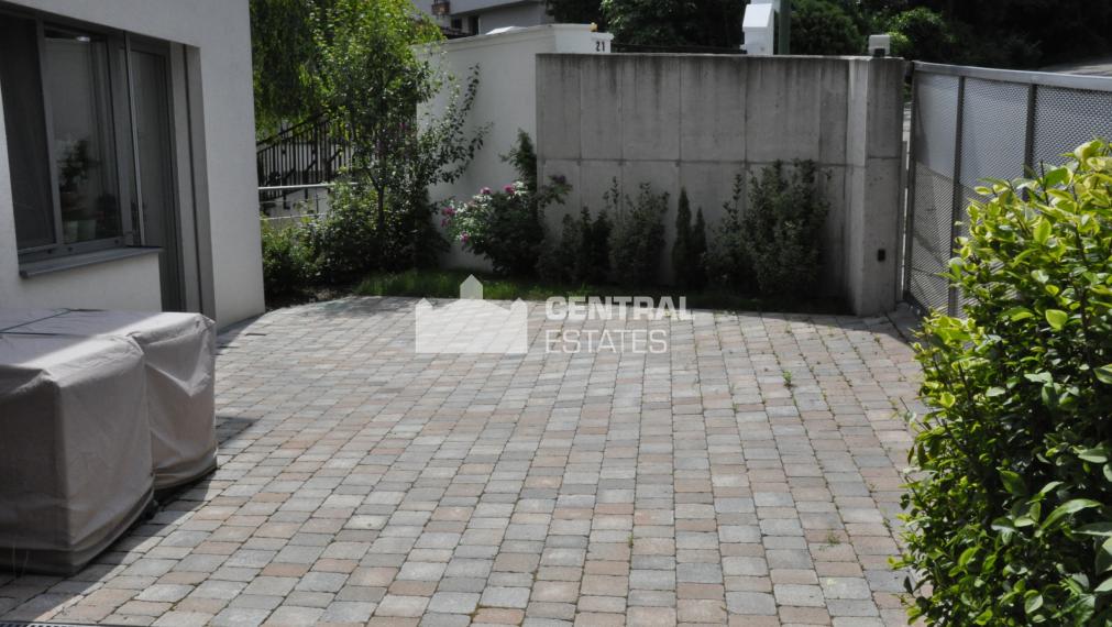 Luxusný 4- izbový byt v novostavbe s terasou na prenájom v Starom meste