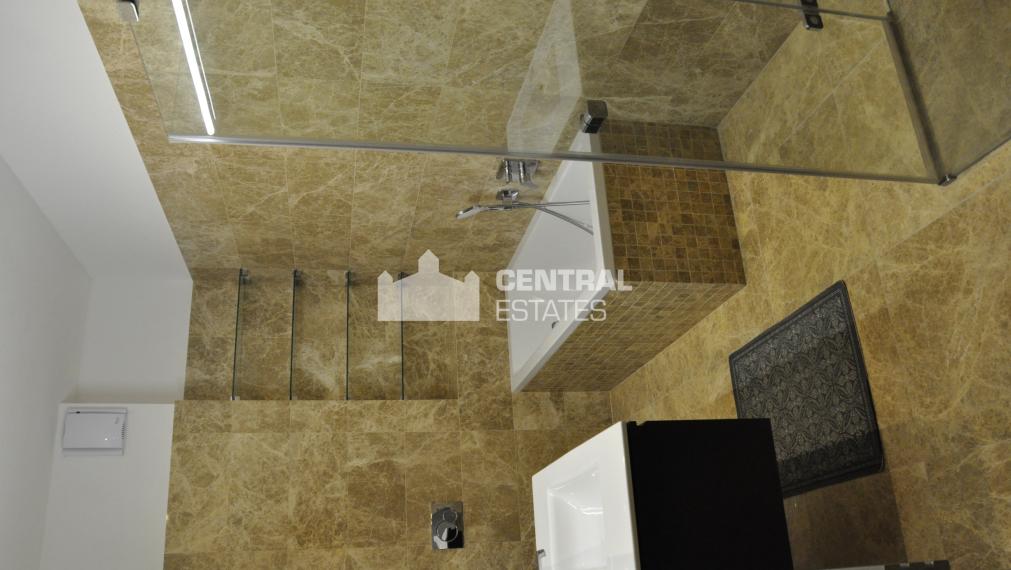 Luxusný 4- izbový byt v novostavbe s terasou na prenájom v Starom meste