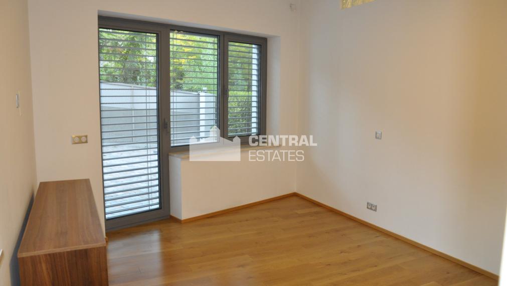 Luxusný 4- izbový byt v novostavbe s terasou na prenájom v Starom meste