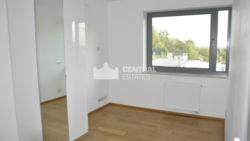 Luxusný 4- izbový byt v novostavbe s terasou na prenájom v Starom meste