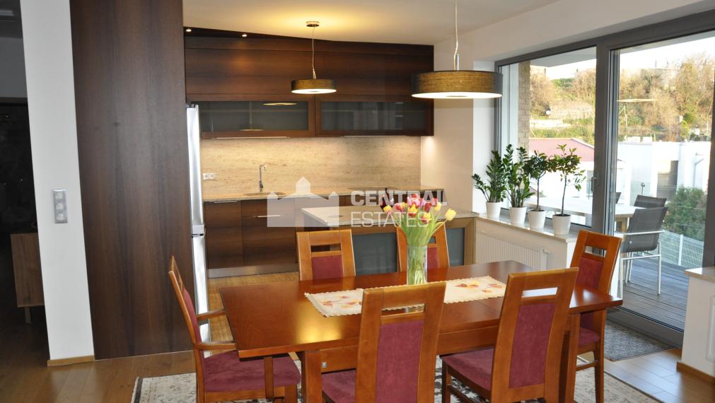 Luxusný 4- izbový byt v novostavbe s terasou na prenájom v Starom meste