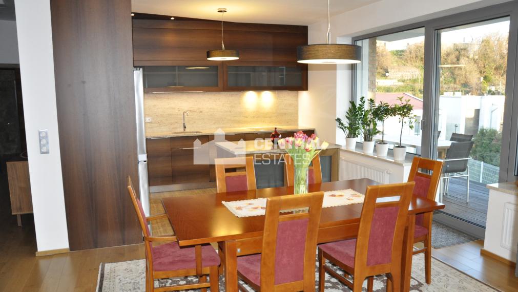 Luxusný 4- izbový byt v novostavbe s terasou na prenájom v Starom meste