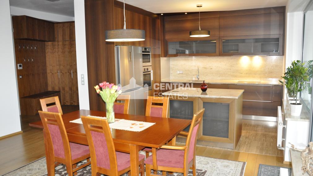 Luxusný 4- izbový byt v novostavbe s terasou na prenájom v Starom meste