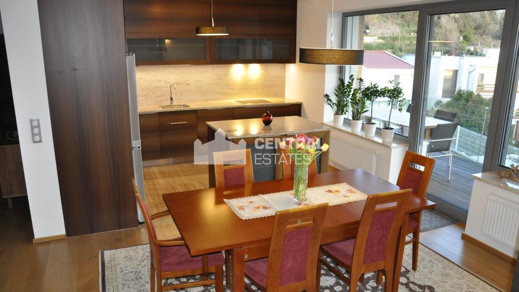 Luxusný 4- izbový byt v novostavbe s terasou na prenájom v Starom meste