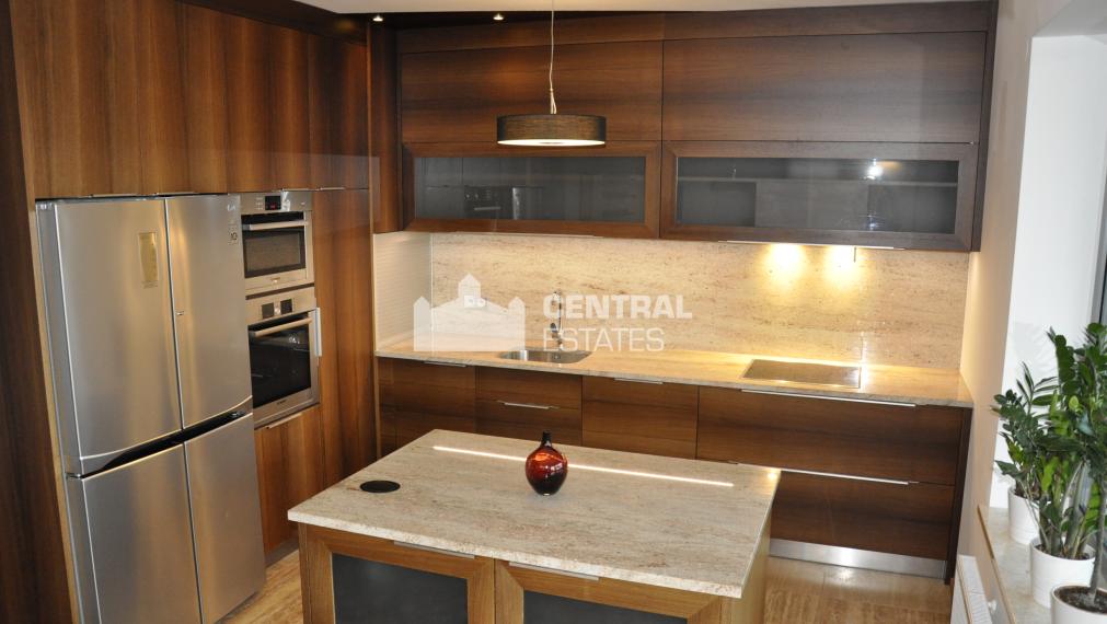 Luxusný 4- izbový byt v novostavbe s terasou na prenájom v Starom meste