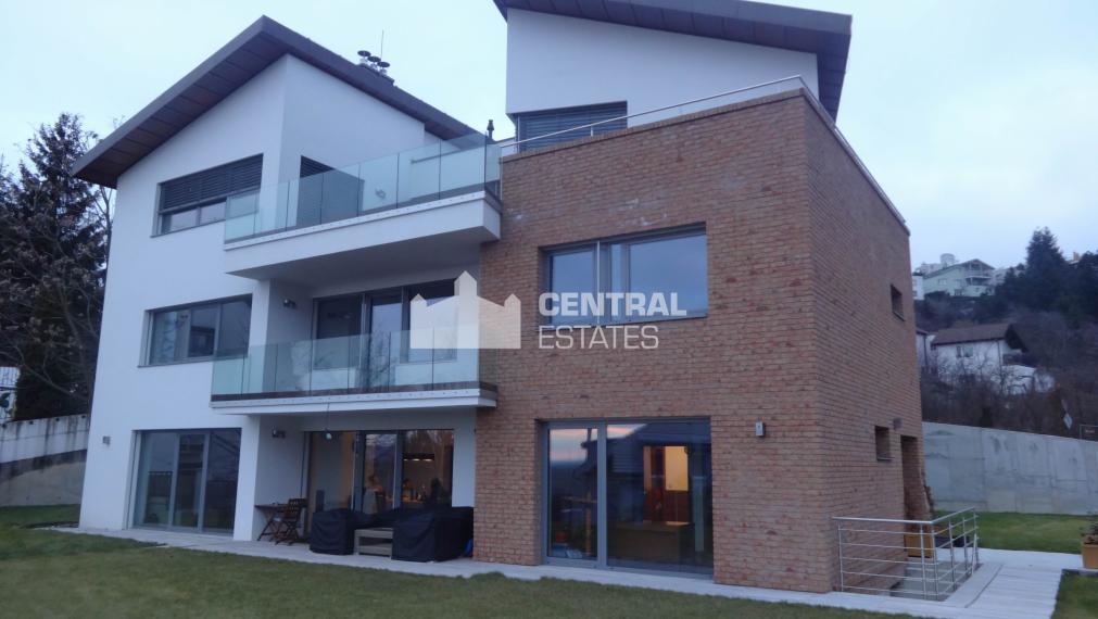 Luxusný 4- izbový byt v novostavbe s terasou na prenájom v Starom meste