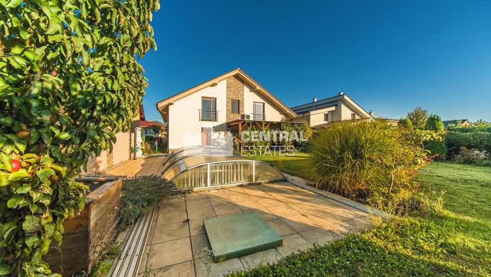6- izbový rodinný dom 260 m2, s bazénom a záhradou v Stupave