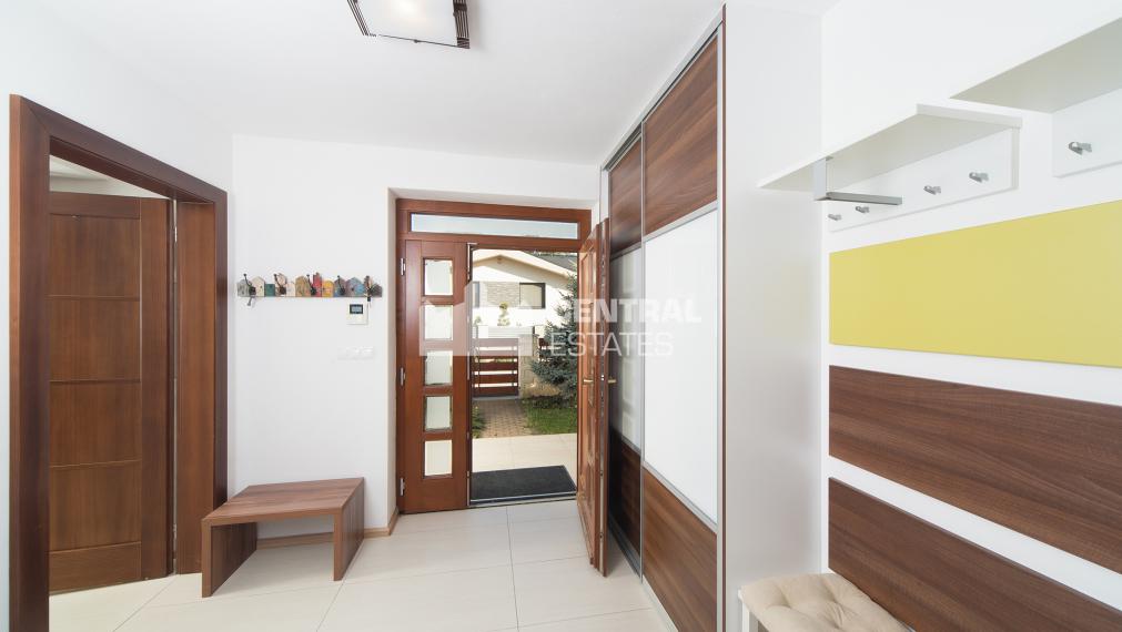 6- izbový rodinný dom 260 m2, s bazénom a záhradou v Stupave