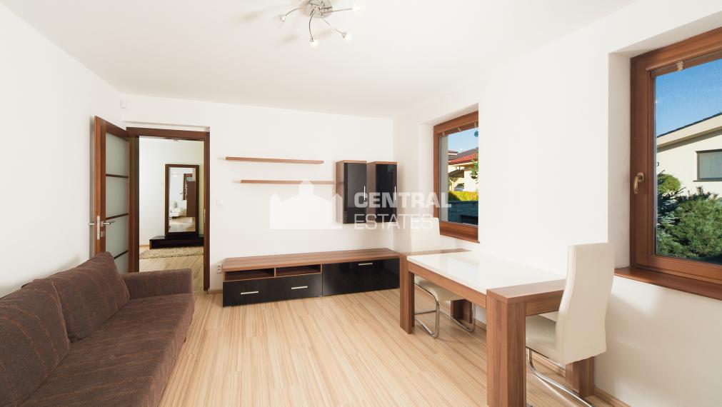 6- izbový rodinný dom 260 m2, s bazénom a záhradou v Stupave