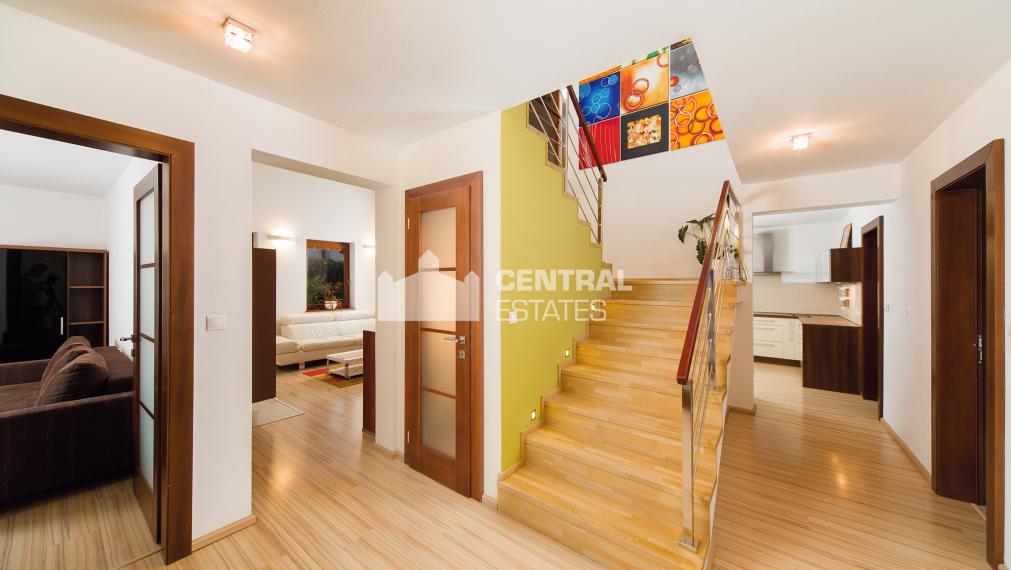 6- izbový rodinný dom 260 m2, s bazénom a záhradou v Stupave