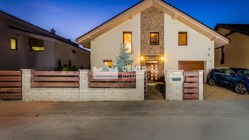 6- izbový rodinný dom 260 m2, s bazénom a záhradou v Stupave