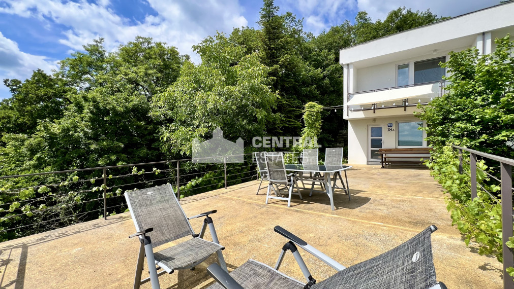 Two-storey 4- bedroom family house with terrace for rent in Karlová Ves