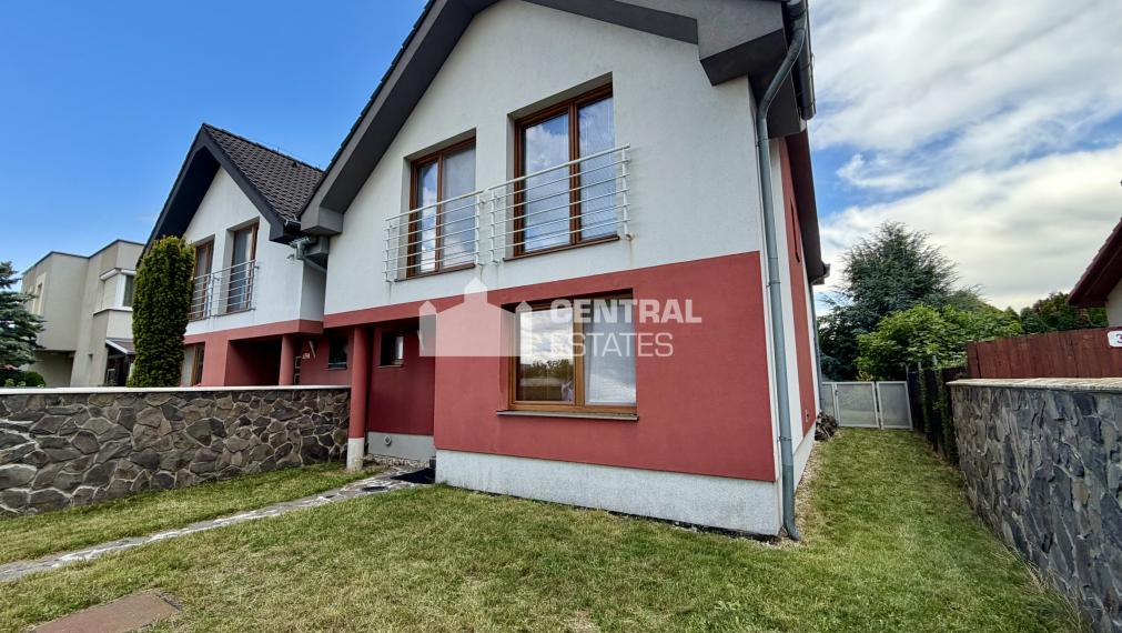 2- podlažný 5-izbový rodinný dom so záhradou na predaj v Rovinke