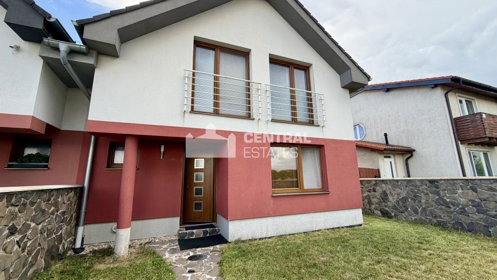 2- podlažný 5-izbový rodinný dom so záhradou na predaj v Rovinke