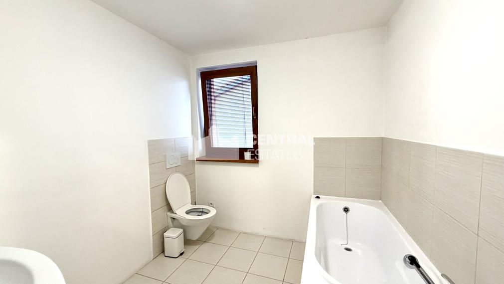 2- podlažný 5-izbový rodinný dom so záhradou na predaj v Rovinke