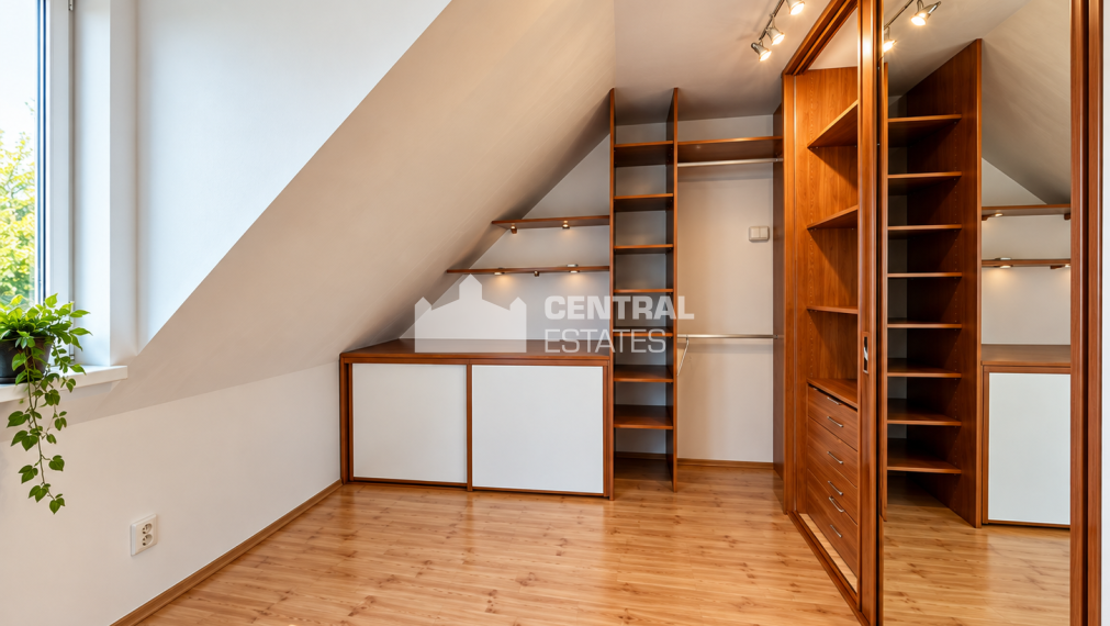 5-room family house with a winter garden and parking for sale in Dunajská Lužná