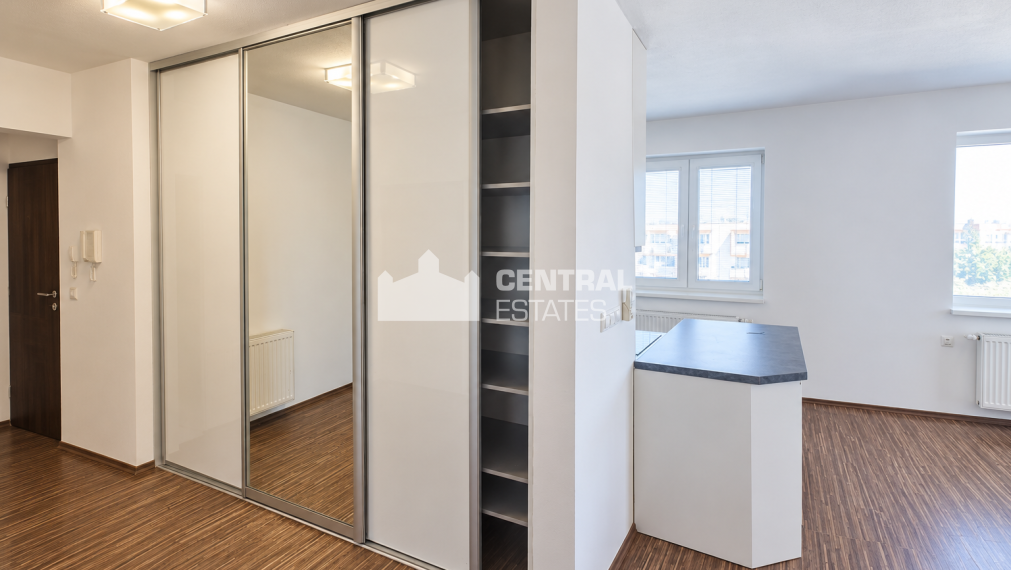 4i byt 92m2, 2x balkón, 2x parkovanie, prenájom Nové mesto