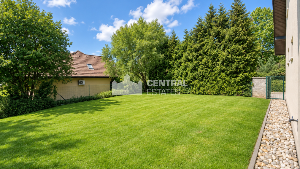 6-izbový rodinný dom, úžitková plocha 265 m2/ záhrada 600m2