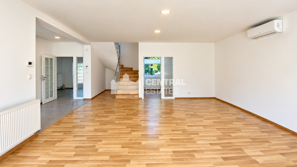 6-izbový rodinný dom, úžitková plocha 265 m2/ záhrada 600m2