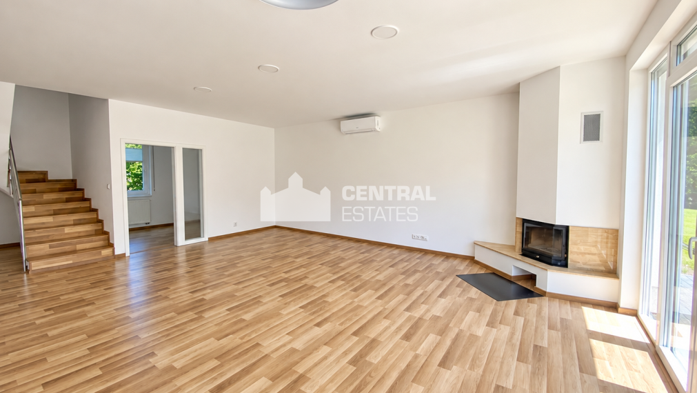6-izbový rodinný dom, úžitková plocha 265 m2/ záhrada 600m2