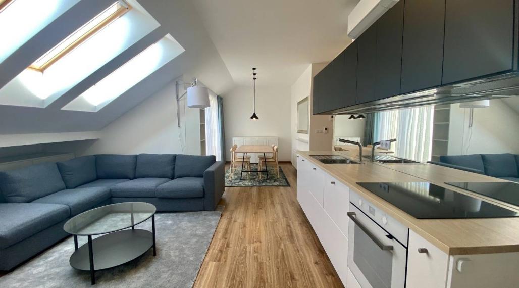 Krásny podkrovný 3i byt s terasou na prenájom v Starom meste