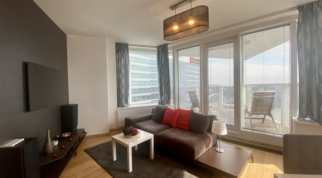 Nadštandardný klimatizovaný 4i byt s terasou na prenájom v Starom meste