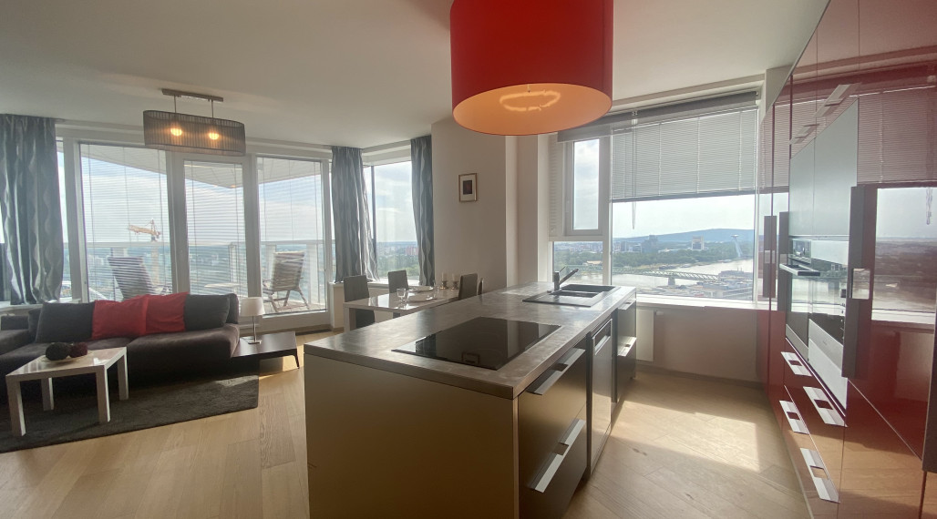 Nadštandardný klimatizovaný 4i byt s terasou na prenájom v Starom meste