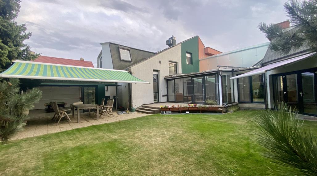 Priestranný 8-izbový rodinný dom so záhradou a saunou na prenájom v Novom meste