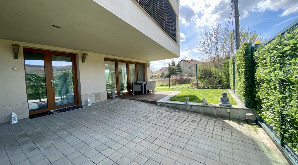 Nadštandardný 5i RD s predzáhradkou terasou a parkovaním na prenájom v Novom meste