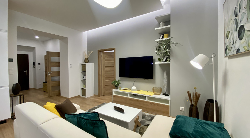 Beautiful air-conditioned 2-bedroom apartment for rent in the Old Town