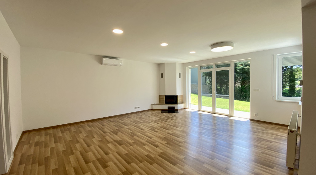 Priestranný 6-izbový rodinný dom so záhradou na prenájom v Záhorskej Bystrici