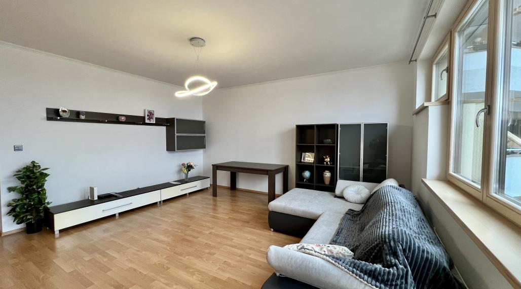 Pekný 3i byt s terasou a parkovaním na prenájom v Karlovej Vsi