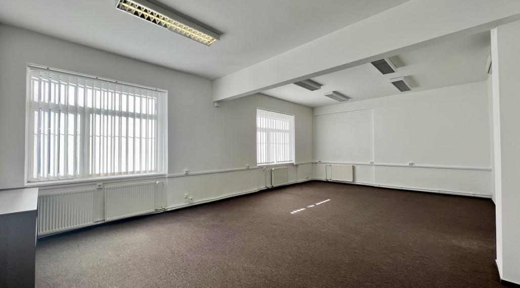 Klimatizované kancelárske priestory so skladom a parkovaním na prenájom v Ružinove