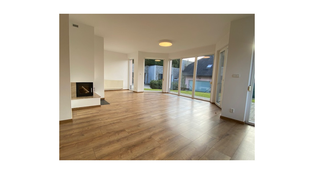 Priestranný krásny 5-izbový rodinný dom so záhradou a garážou na prenájom v Záhorskej Bystrici