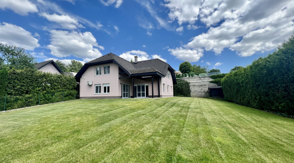 Priestranný krásny 6-izbový rodinný dom so záhradou a garážou na prenájom v Záhorskej Bystrici