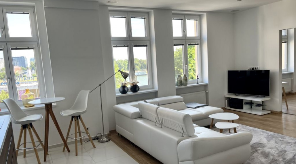 Exkluzívny slnečný 4- izbový byt s balkónom na prenájom v Starom meste