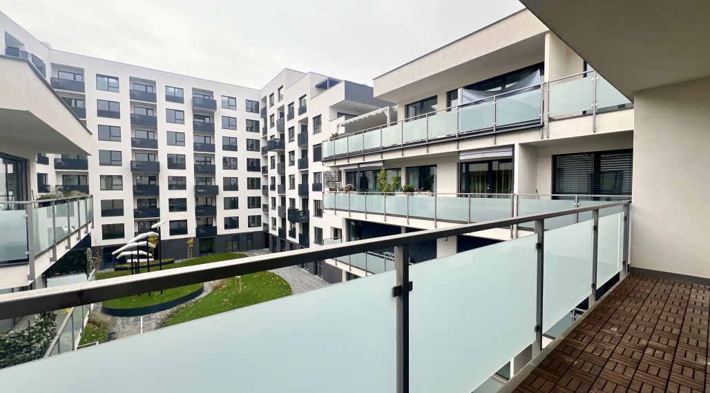 Modern 2- bedroom apartment in a new building with a terrace and a cellar for rent in the Old Town